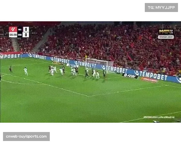 特写：第四节最后两分钟，裁判多次查看回放以确定球权归属，比赛多次中断